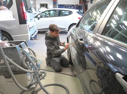mecanicien entrain de reparer le pneu d'une voiture à La Roche-sur-Yon en Vendée 85
